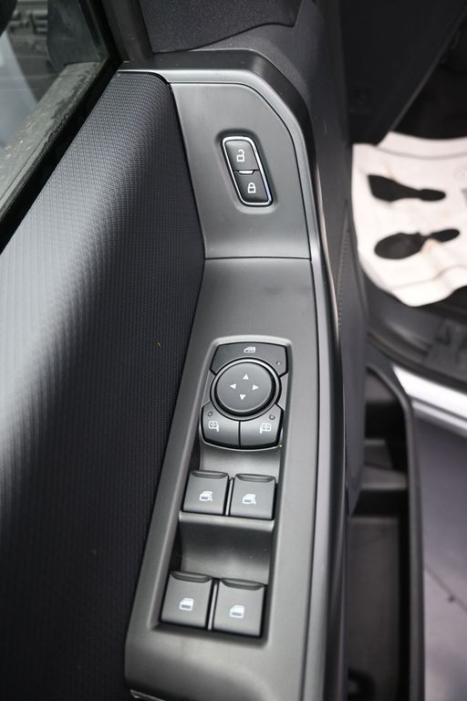 Ford F-150 Vehicle Full-screen Gallery Image 20