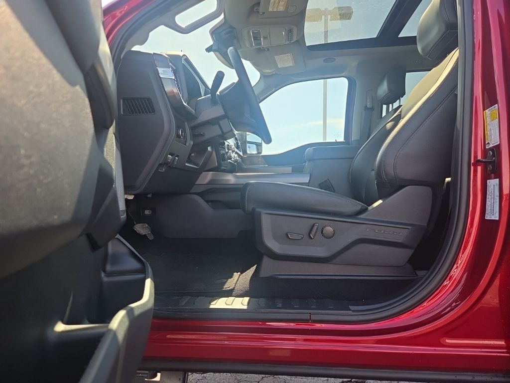 Ford Super Duty F-350 SRW Vehicle Full-screen Gallery Image 2