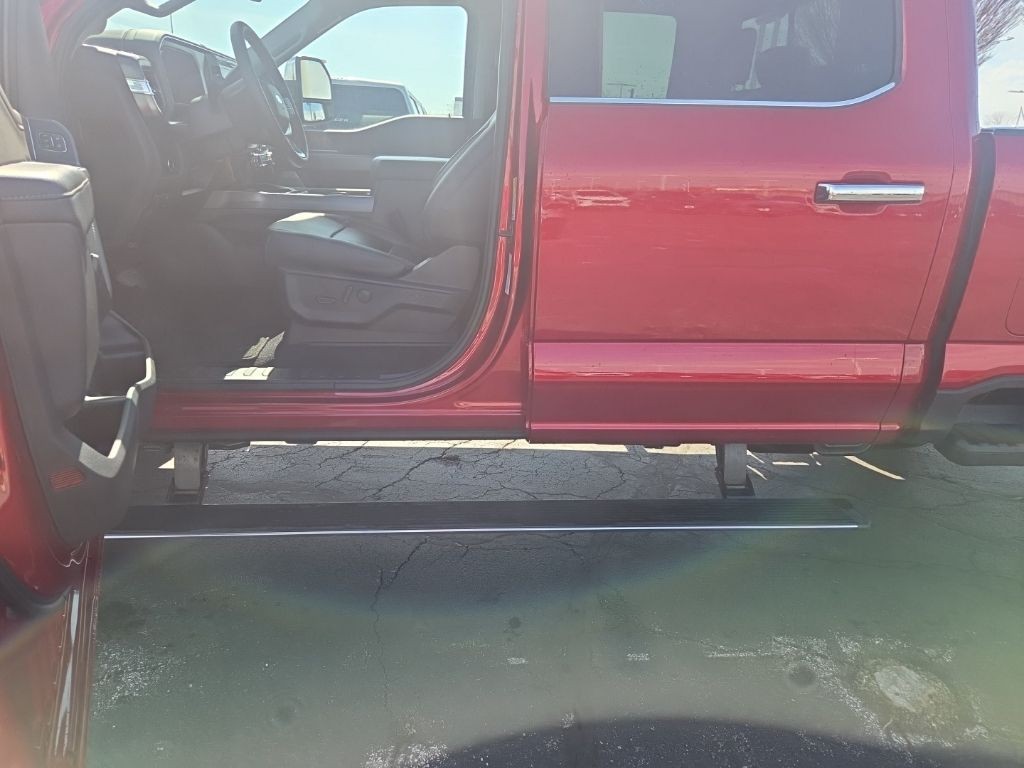 Ford Super Duty F-350 SRW Vehicle Full-screen Gallery Image 3