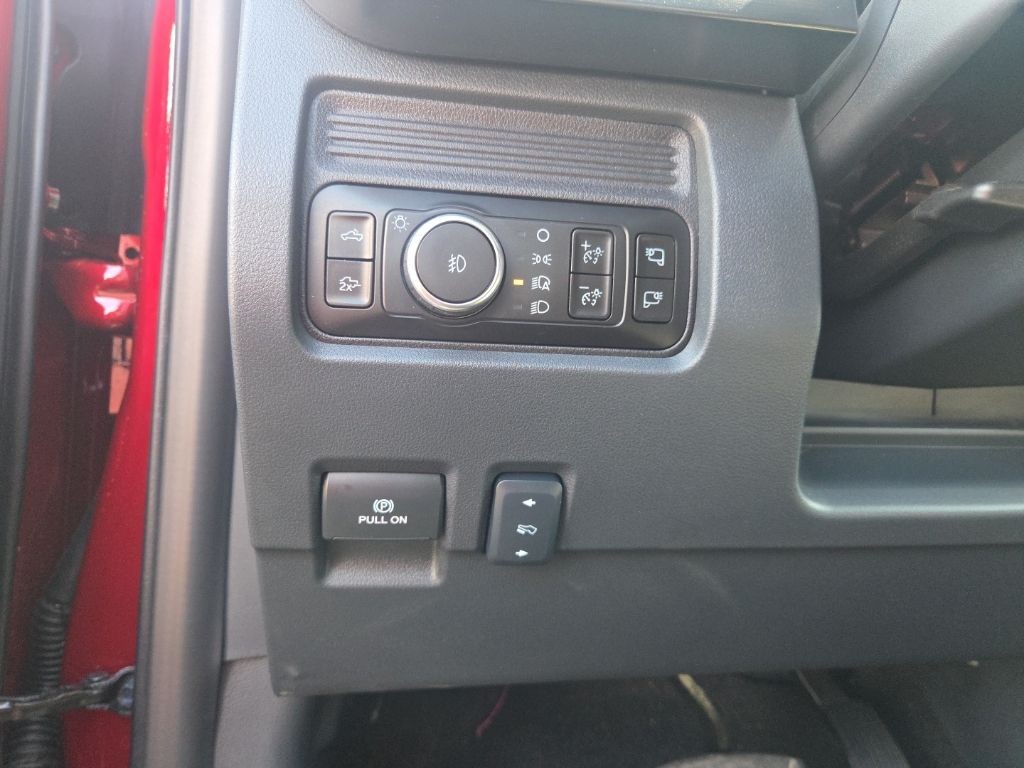 Ford Super Duty F-350 SRW Vehicle Full-screen Gallery Image 15