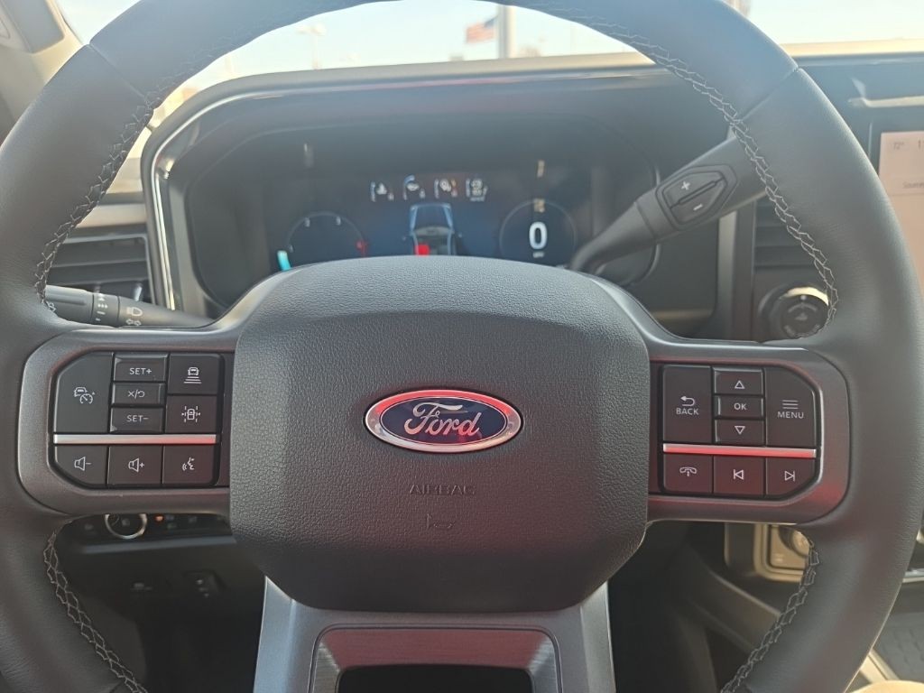 Ford Super Duty F-350 SRW Vehicle Full-screen Gallery Image 17