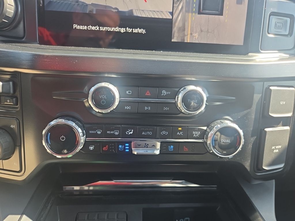 Ford Super Duty F-350 SRW Vehicle Full-screen Gallery Image 20