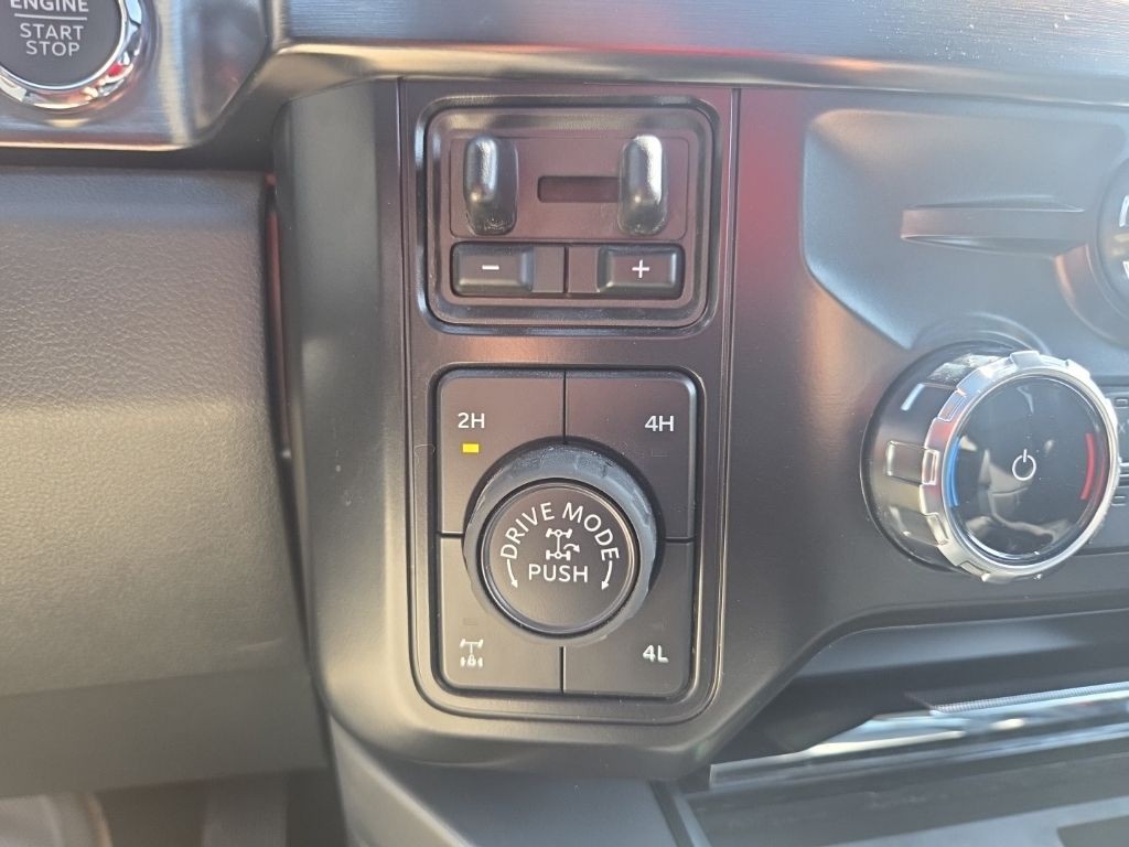 Ford Super Duty F-350 SRW Vehicle Full-screen Gallery Image 21