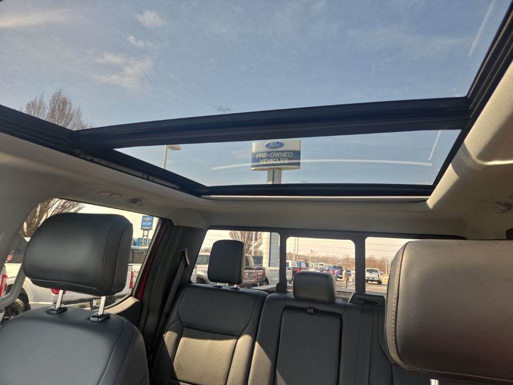 Ford Super Duty F-350 SRW Vehicle Full-screen Gallery Image 23