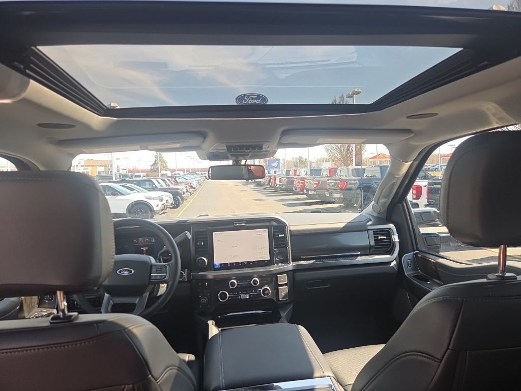 Ford Super Duty F-350 SRW Vehicle Full-screen Gallery Image 24