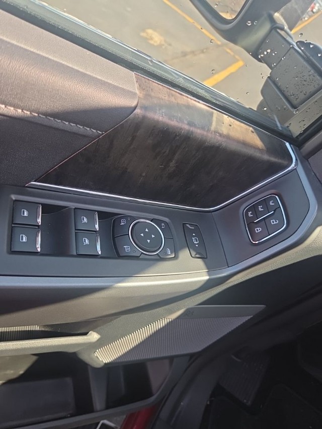 Ford Super Duty F-350 SRW Vehicle Full-screen Gallery Image 14