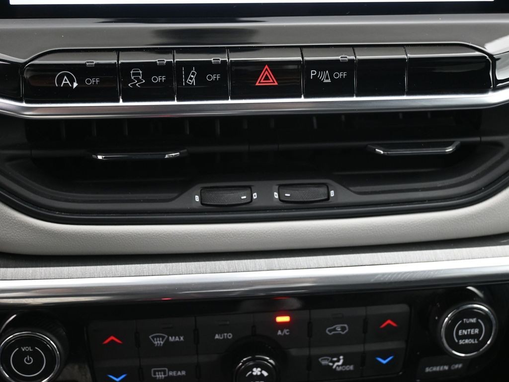 Jeep Compass Vehicle Full-screen Gallery Image 13