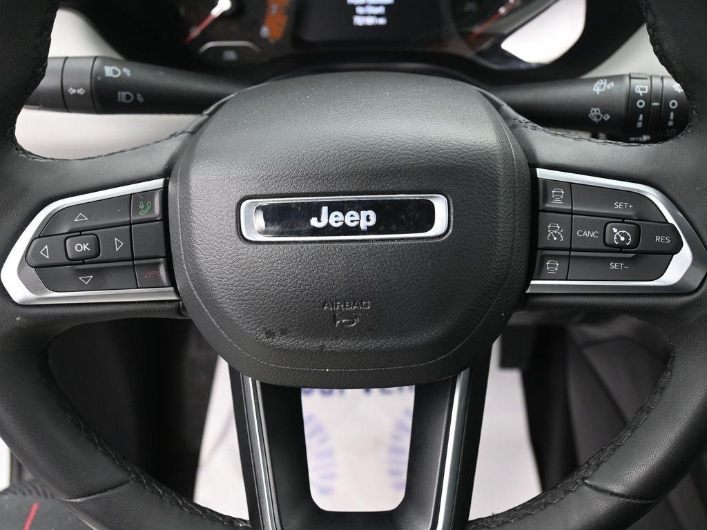 Jeep Compass Vehicle Full-screen Gallery Image 17