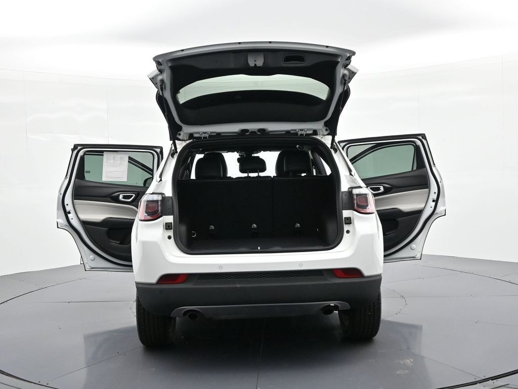 Jeep Compass Vehicle Full-screen Gallery Image 31