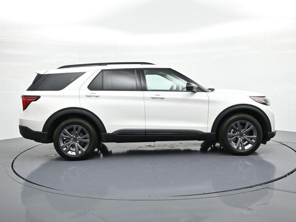 Ford Explorer Vehicle Full-screen Gallery Image 5