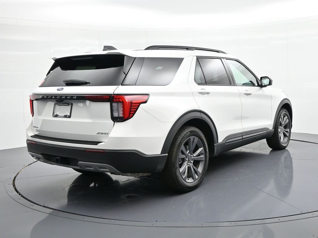 Ford Explorer Vehicle Full-screen Gallery Image 6