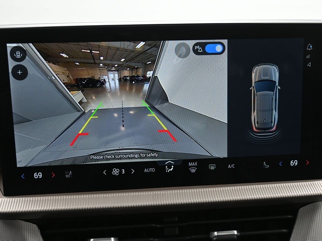 Ford Explorer Vehicle Full-screen Gallery Image 12