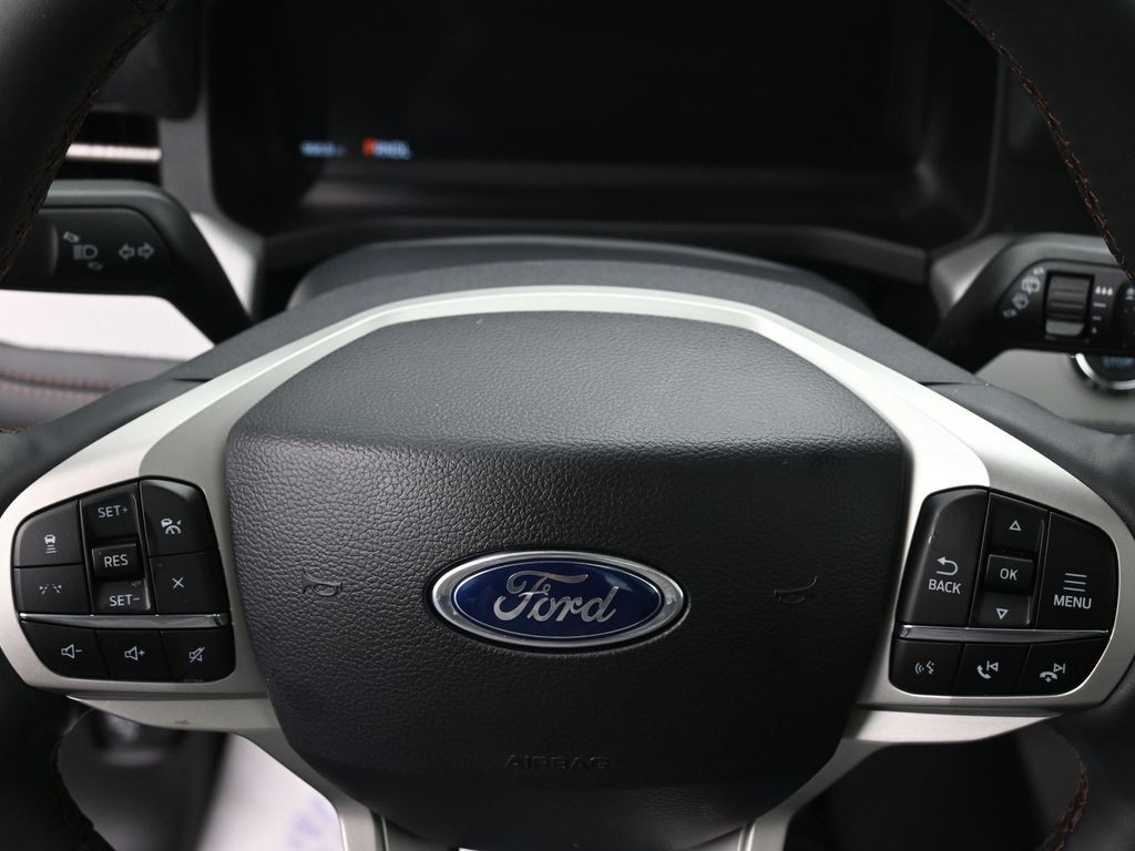 Ford Explorer Vehicle Full-screen Gallery Image 18