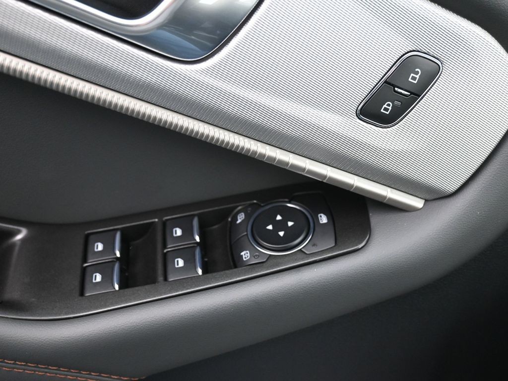 Ford Explorer Vehicle Full-screen Gallery Image 20