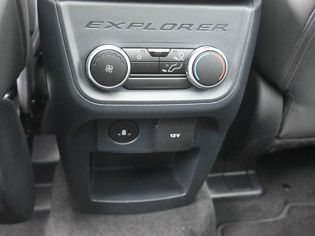 Ford Explorer Vehicle Full-screen Gallery Image 21