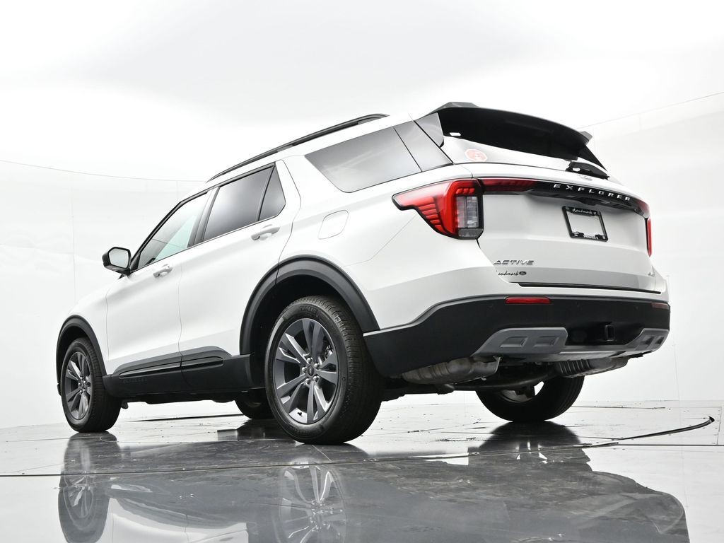 Ford Explorer Vehicle Full-screen Gallery Image 26