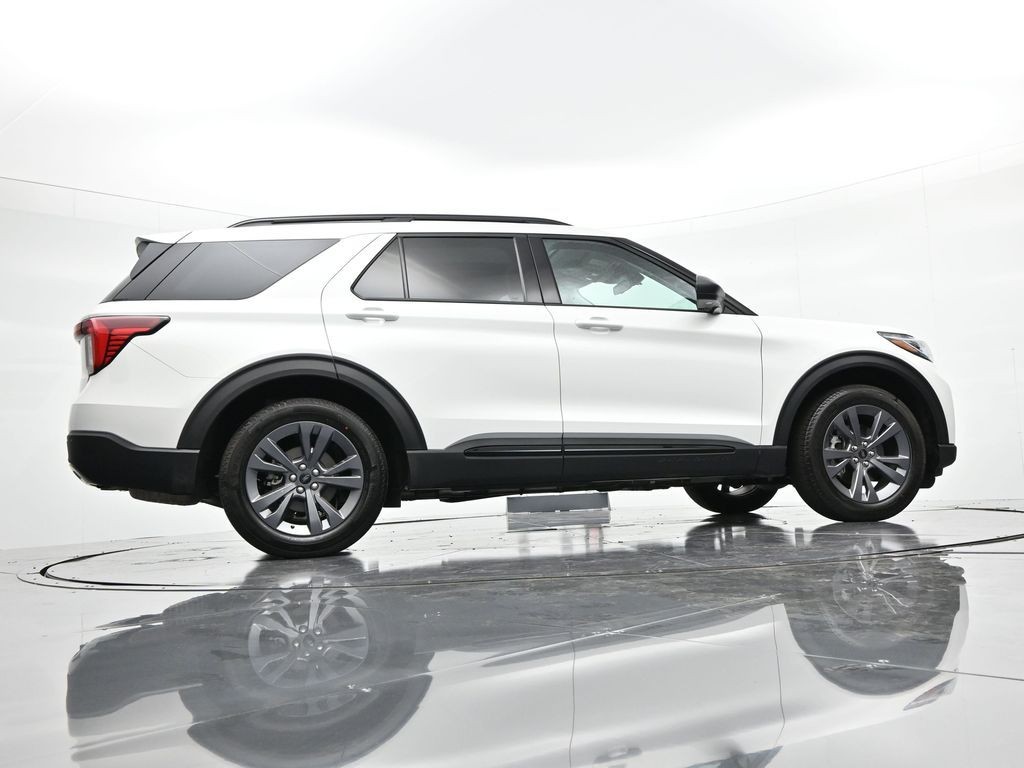 Ford Explorer Vehicle Full-screen Gallery Image 29