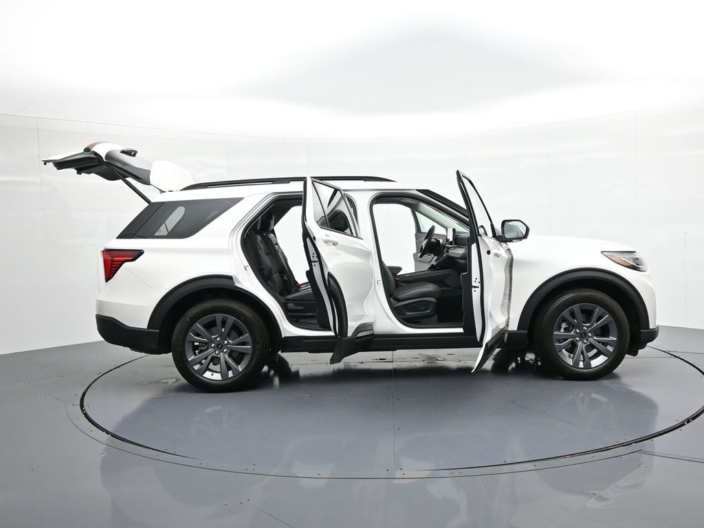 Ford Explorer Vehicle Full-screen Gallery Image 30