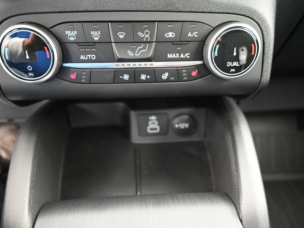 Ford Escape Vehicle Full-screen Gallery Image 13