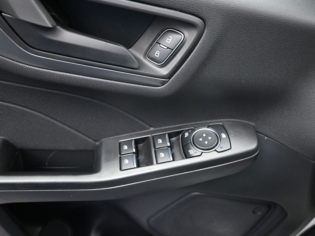 Ford Escape Vehicle Full-screen Gallery Image 15