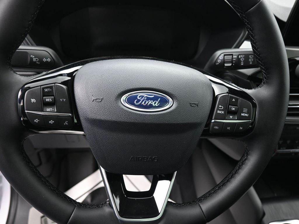 Ford Escape Vehicle Full-screen Gallery Image 17