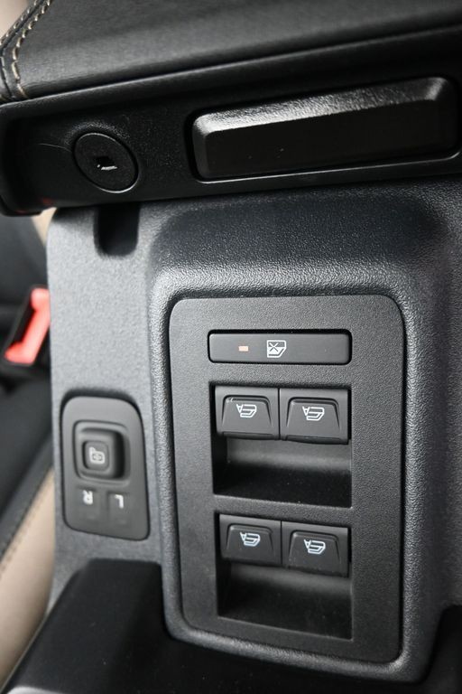 Ford Bronco Vehicle Full-screen Gallery Image 16