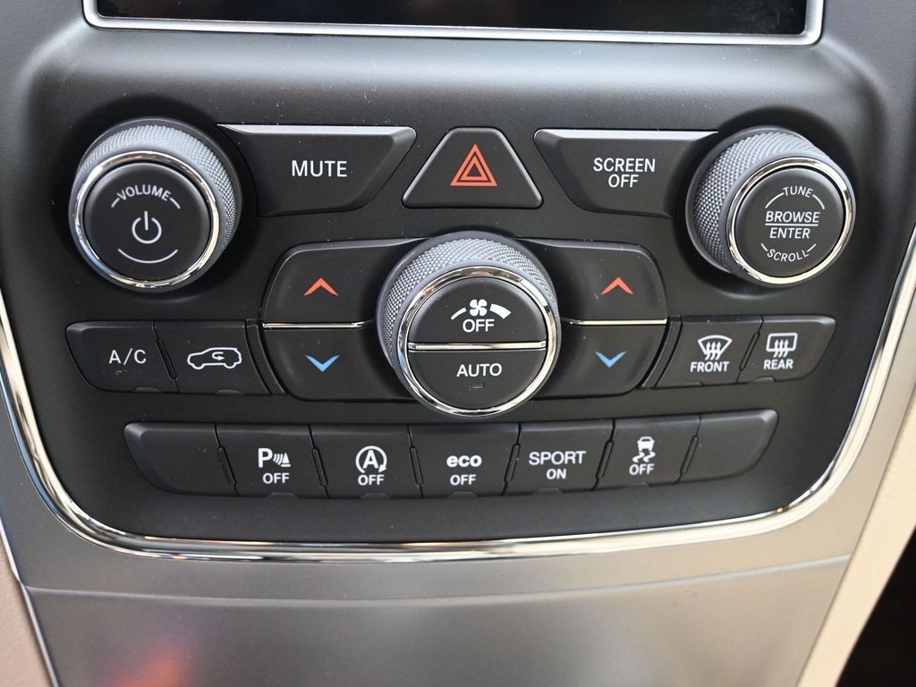 Jeep Grand Cherokee Vehicle Full-screen Gallery Image 13