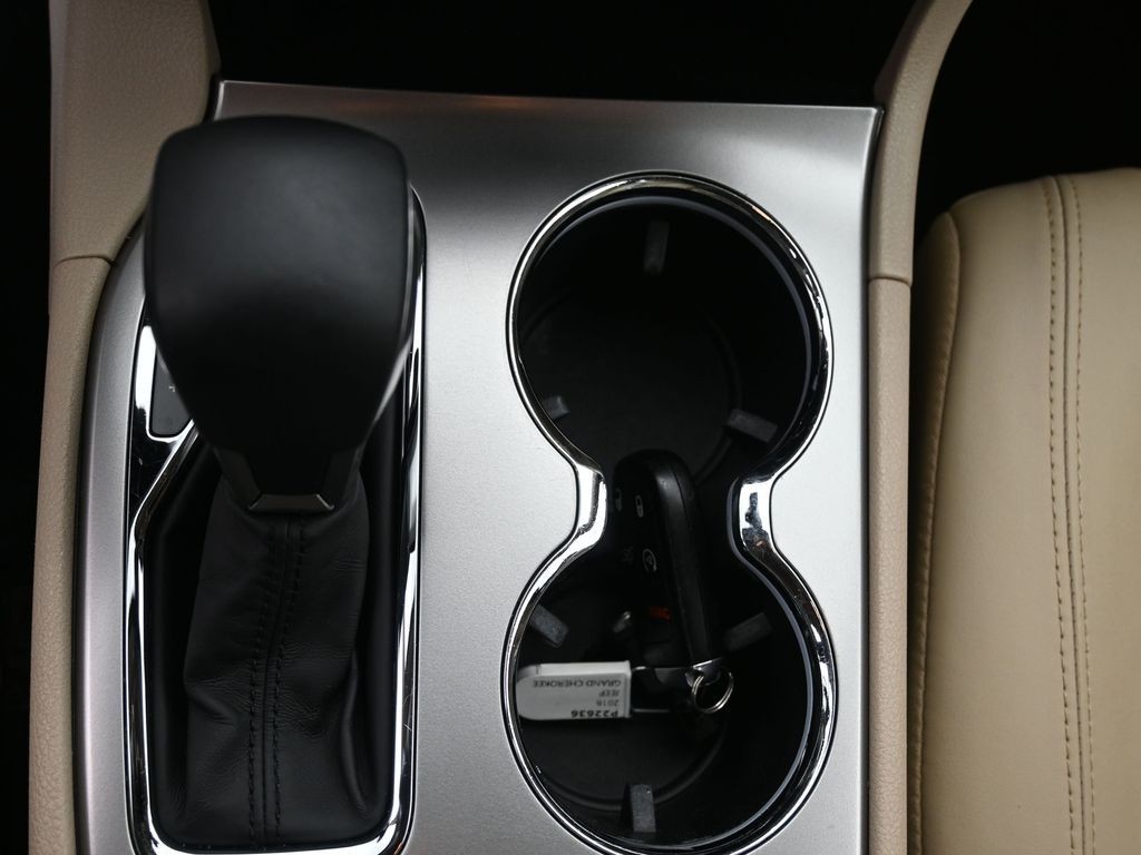 Jeep Grand Cherokee Vehicle Full-screen Gallery Image 15