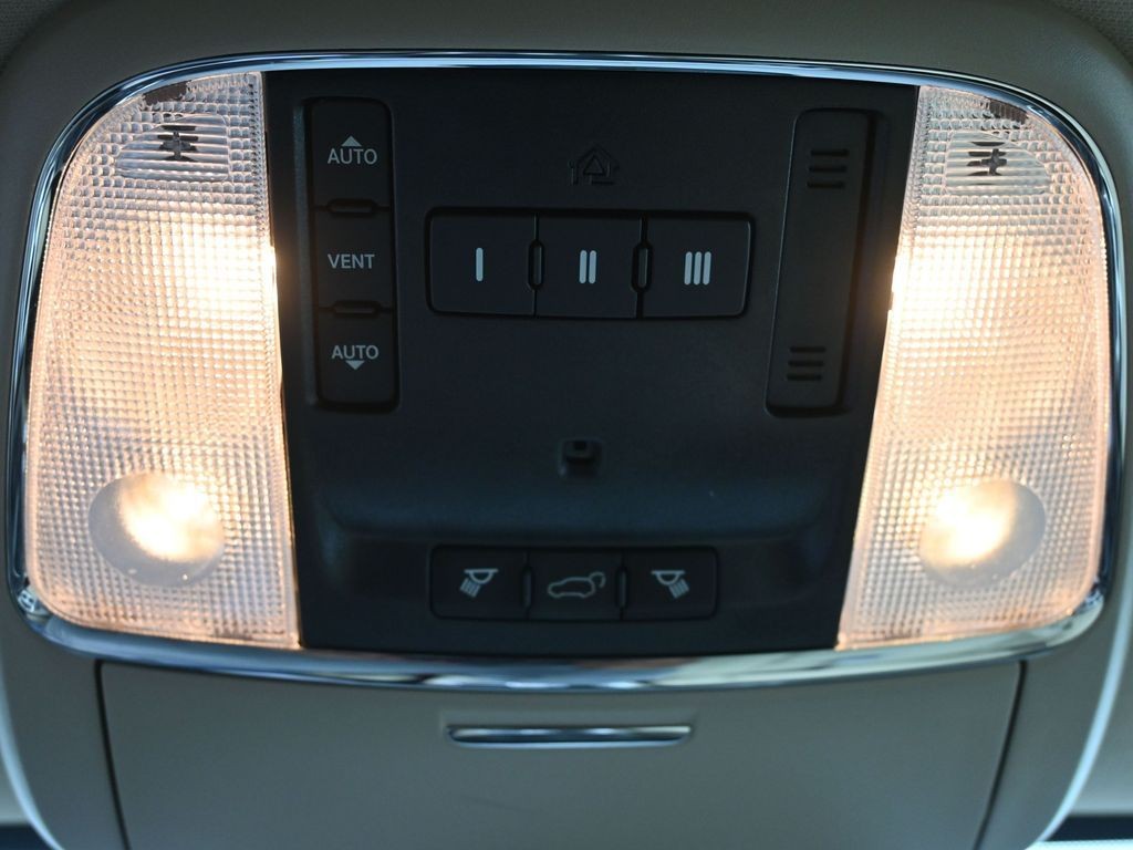 Jeep Grand Cherokee Vehicle Full-screen Gallery Image 17