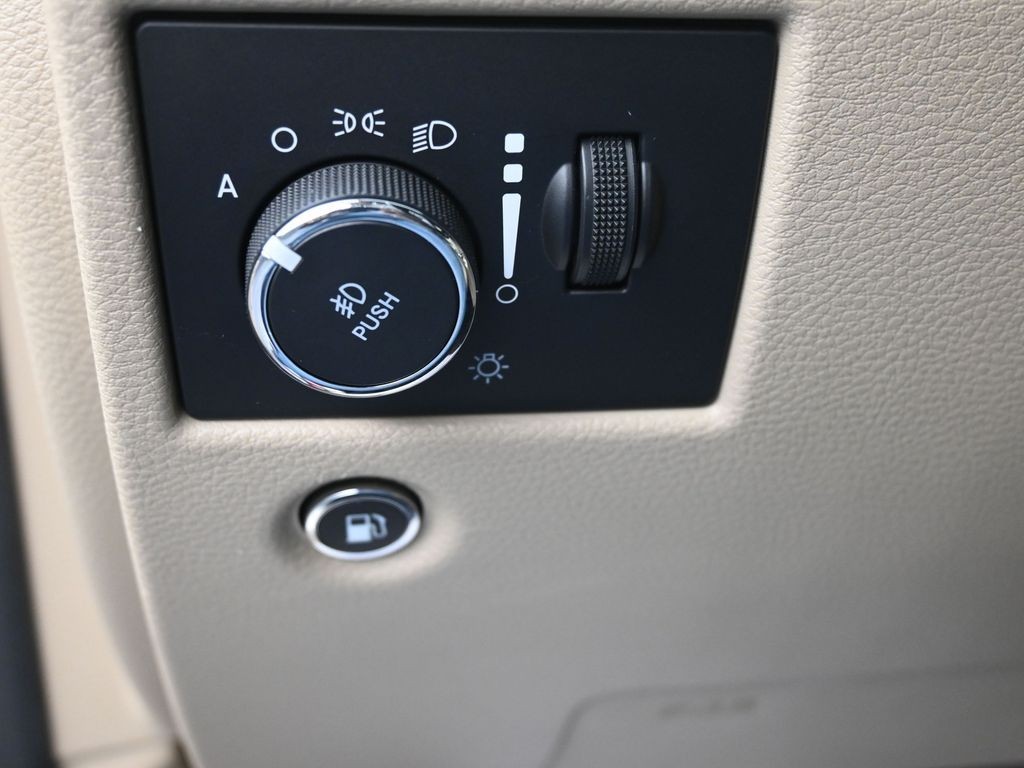 Jeep Grand Cherokee Vehicle Full-screen Gallery Image 19