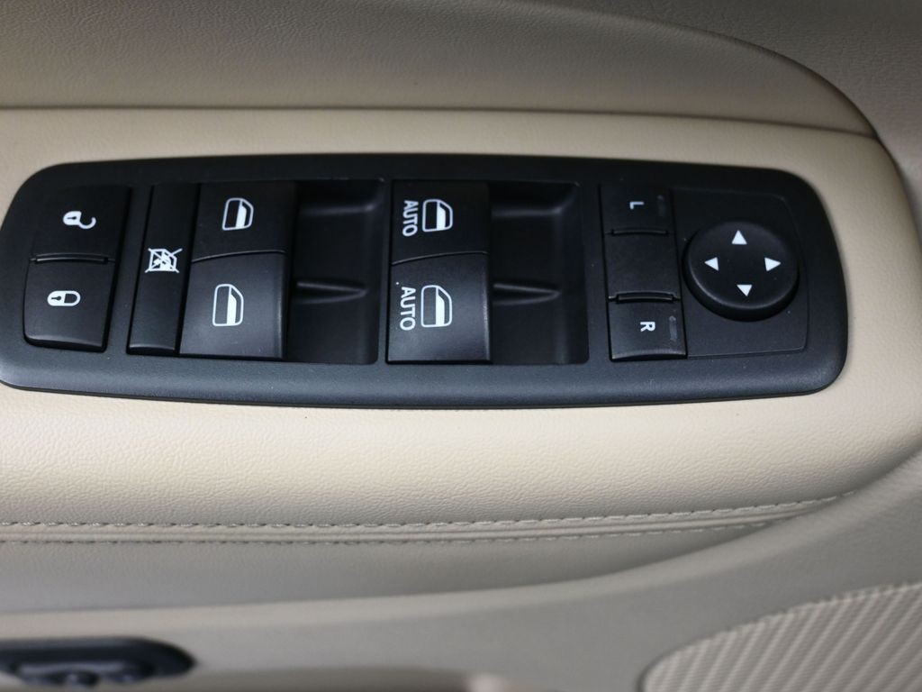 Jeep Grand Cherokee Vehicle Full-screen Gallery Image 20