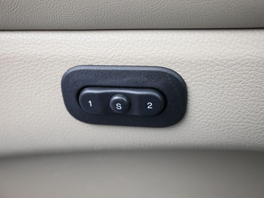 Jeep Grand Cherokee Vehicle Full-screen Gallery Image 21