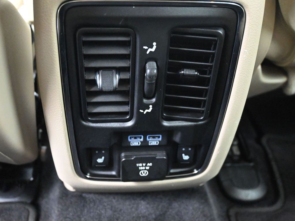 Jeep Grand Cherokee Vehicle Full-screen Gallery Image 23