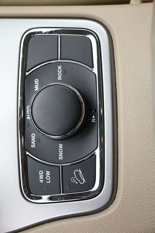 Jeep Grand Cherokee Vehicle Full-screen Gallery Image 16