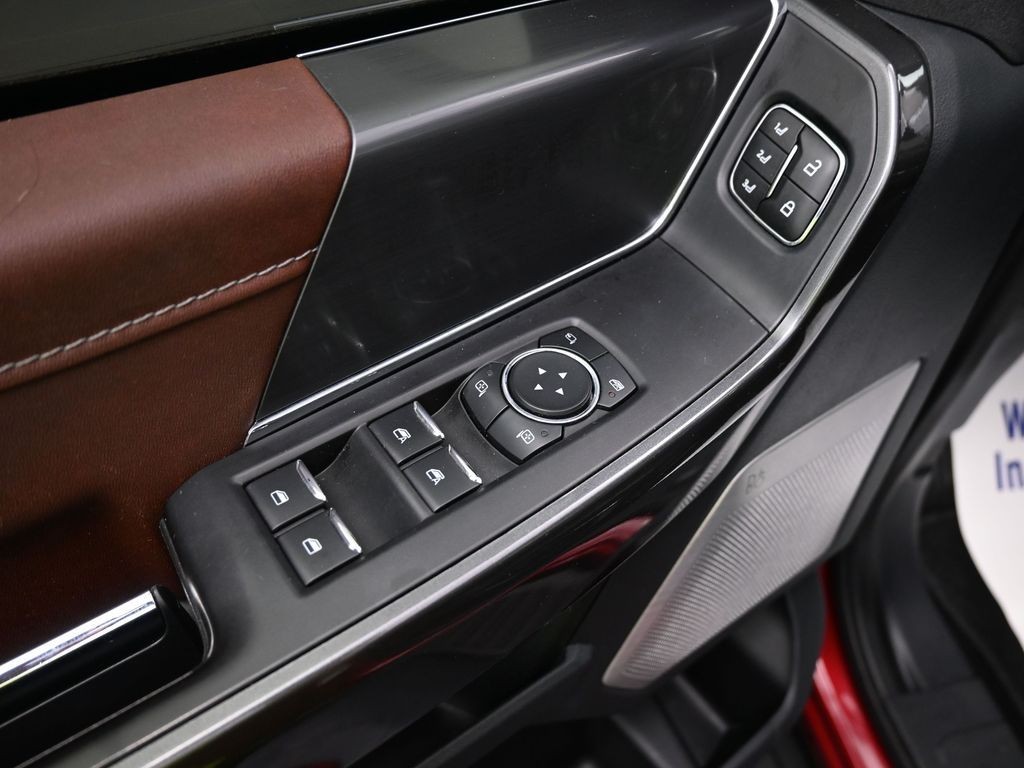 Ford F-150 Vehicle Full-screen Gallery Image 12