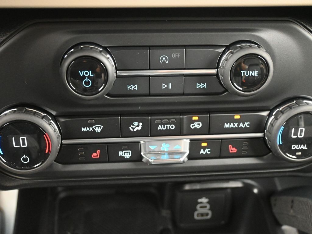 Ford Bronco Vehicle Full-screen Gallery Image 12