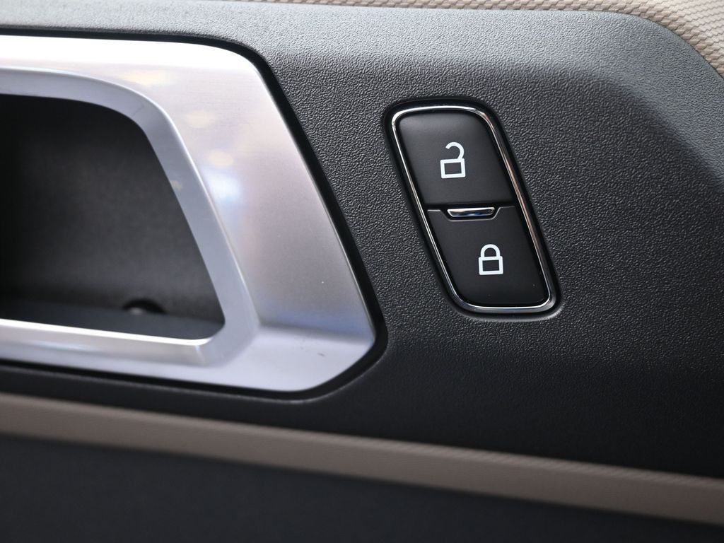 Ford Bronco Vehicle Full-screen Gallery Image 21