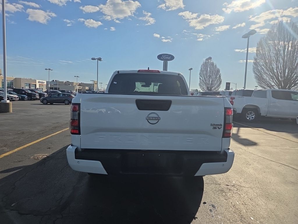 Nissan Frontier Vehicle Full-screen Gallery Image 5