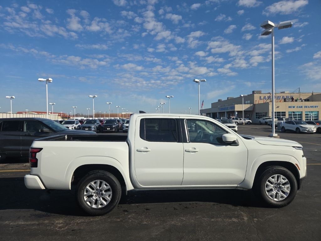 Nissan Frontier Vehicle Full-screen Gallery Image 7