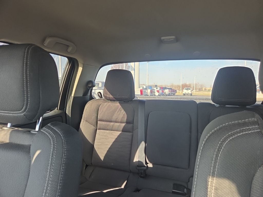 Nissan Frontier Vehicle Full-screen Gallery Image 15