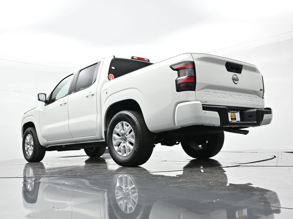 Nissan Frontier Vehicle Full-screen Gallery Image 23