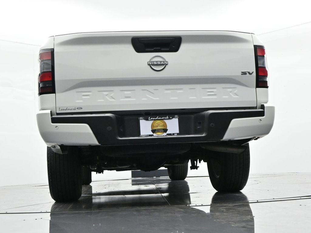 Nissan Frontier Vehicle Full-screen Gallery Image 24