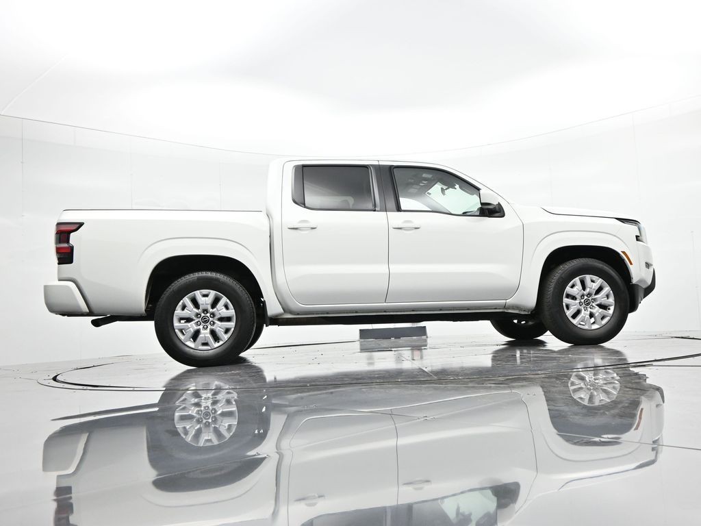 Nissan Frontier Vehicle Full-screen Gallery Image 26