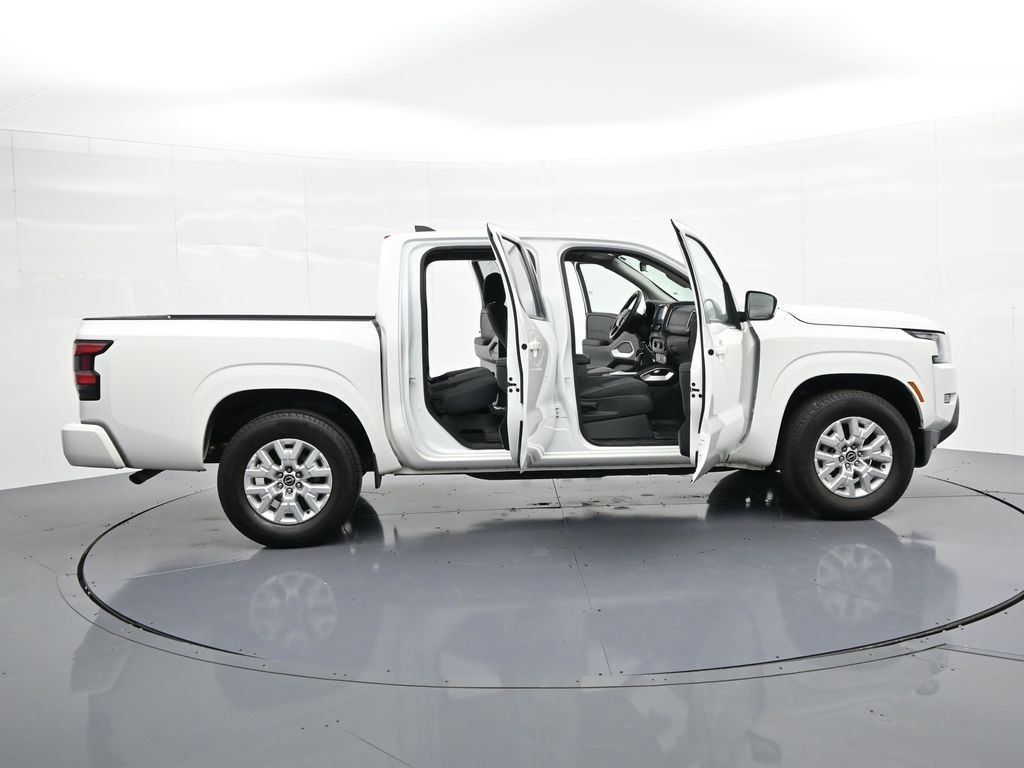 Nissan Frontier Vehicle Full-screen Gallery Image 27