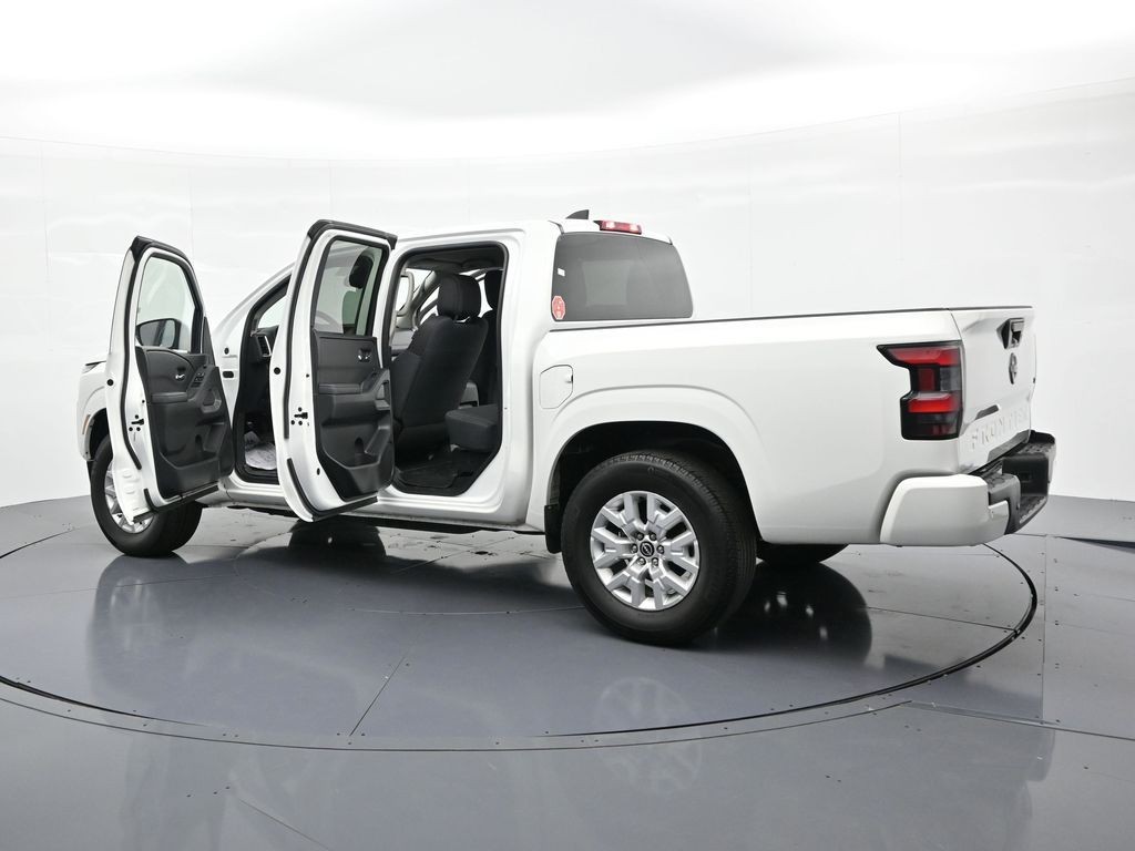 Nissan Frontier Vehicle Full-screen Gallery Image 28