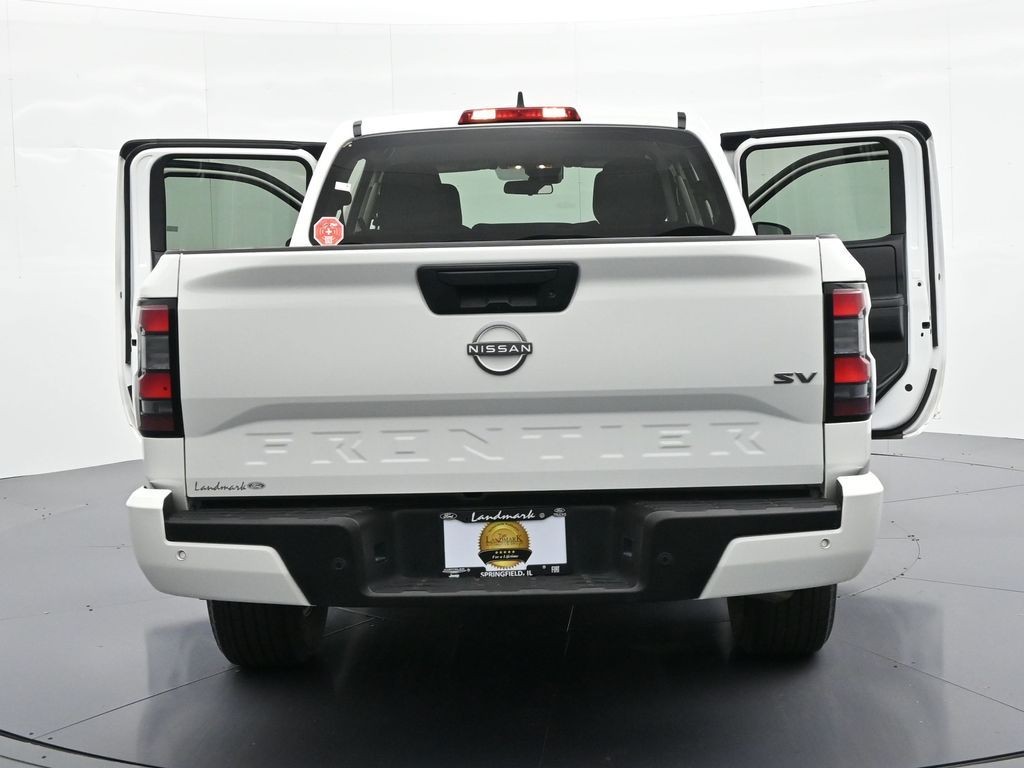 Nissan Frontier Vehicle Full-screen Gallery Image 30