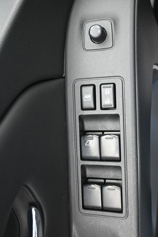 Nissan Frontier Vehicle Full-screen Gallery Image 18