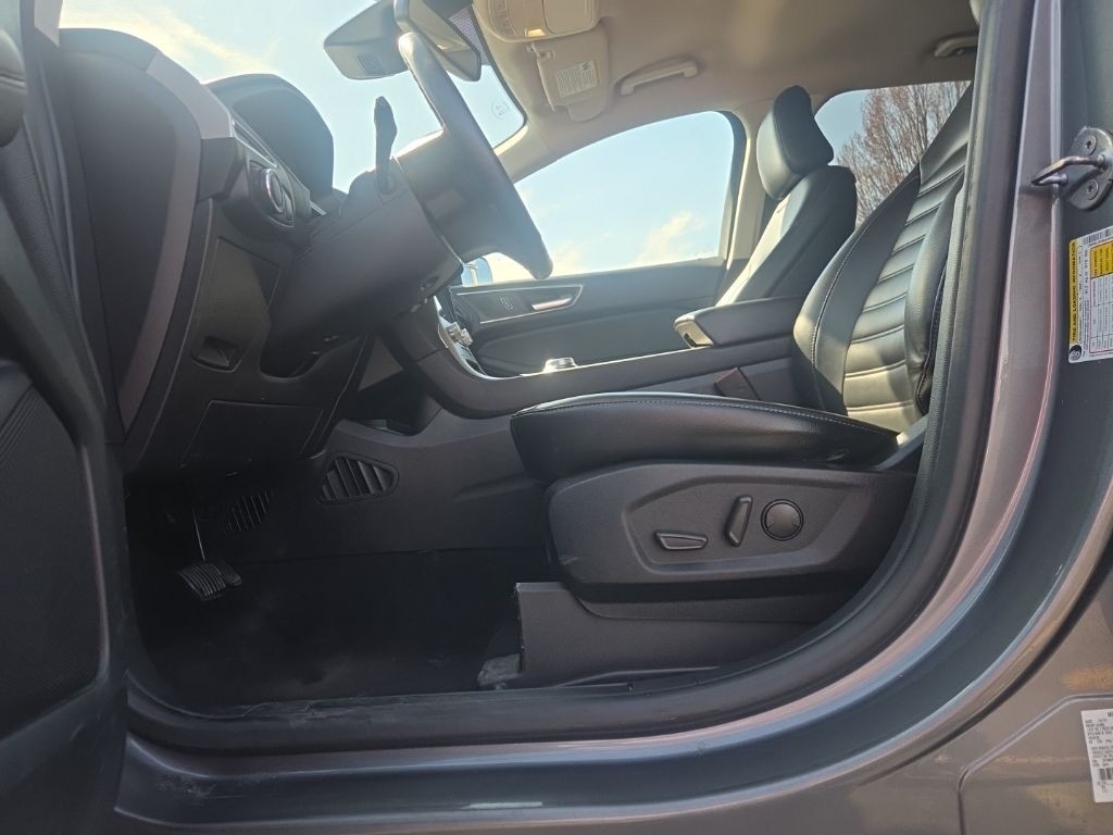 Ford Edge Vehicle Full-screen Gallery Image 2