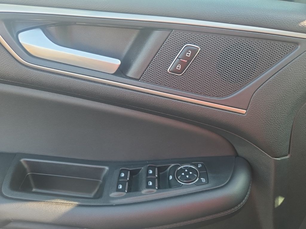 Ford Edge Vehicle Full-screen Gallery Image 10