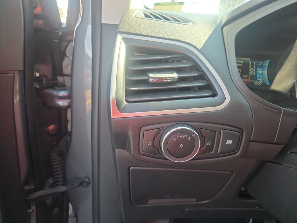 Ford Edge Vehicle Full-screen Gallery Image 11